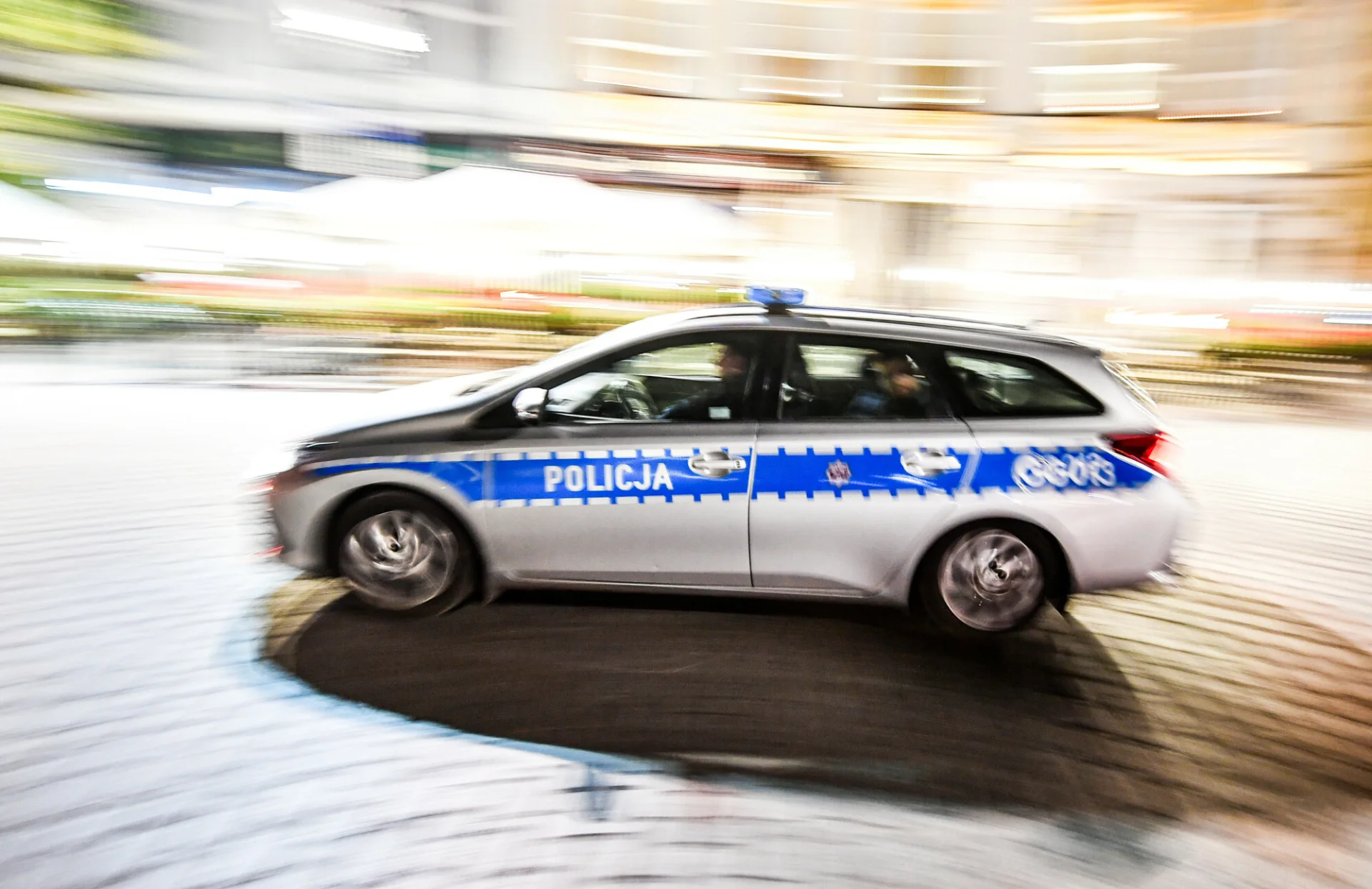 Policja szuka 22-latka, bo przeklinał na ulicy.