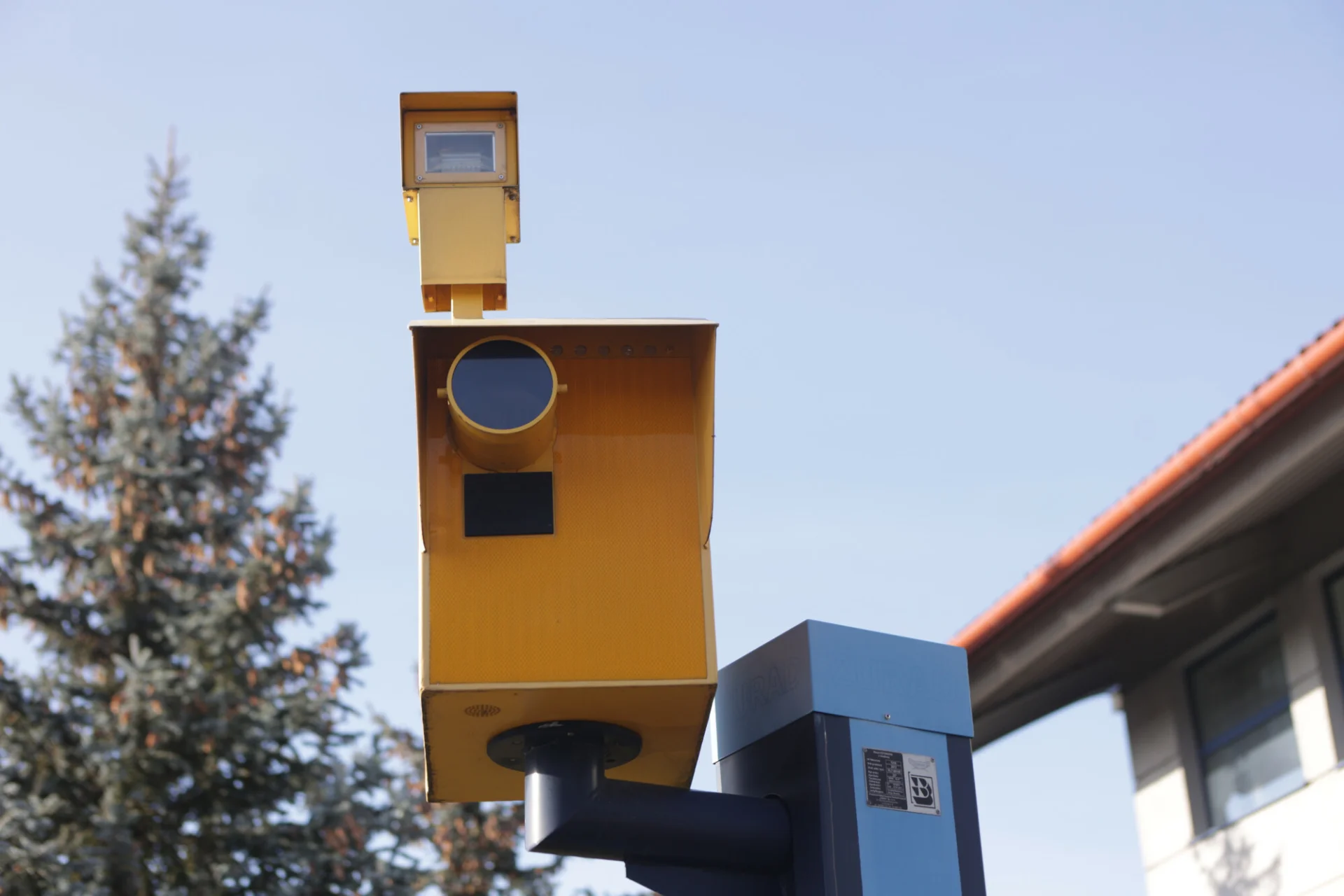 Ten filmik z trikiem na fotoradar to hit. Co na to policja? Jak oszukać fotoradar? Odkryli "genialny" patent