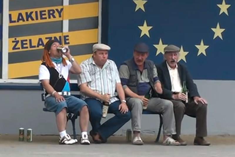 Fragment odcinka serialu "Ranczo", w którym główni bohaterowie często lubią popijać alkohol od miejscowym sklepem.