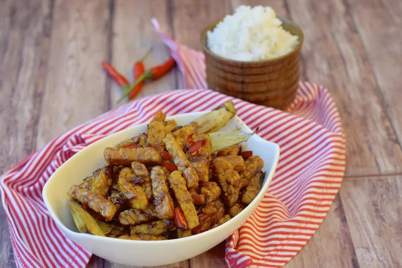 Tempeh jest zdrowy i smaczny.