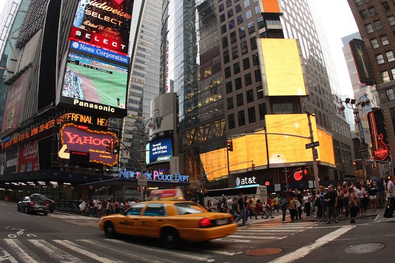 Wiza to wciąż niezbędny dokument, który trzeba wyrobić przed podróżą do USA. Wyjaśniamy, jak to zrobić.