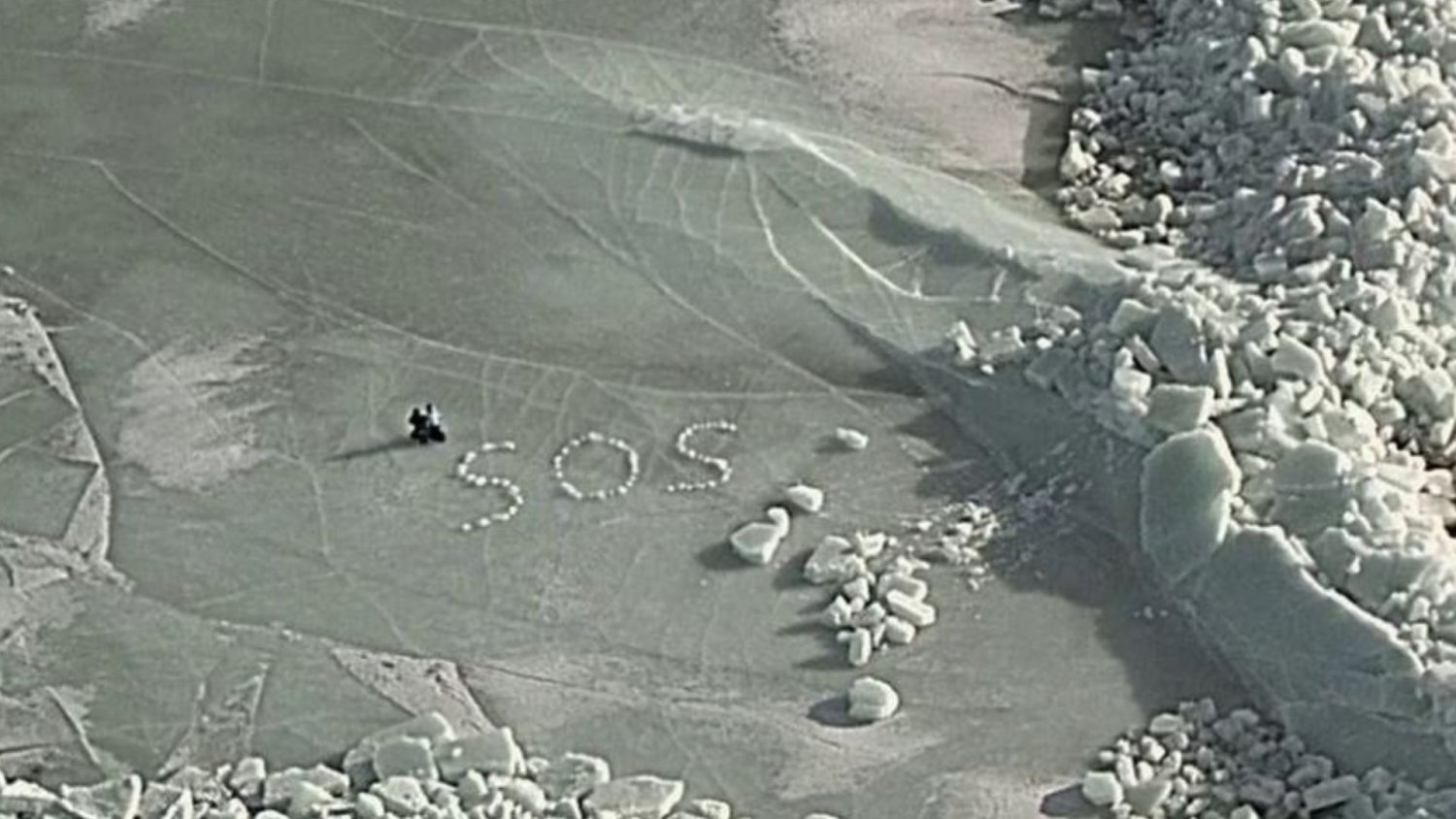 Lód na Bałtyku załamał się pod namiotem. Turystów uratował wielki napis SOS