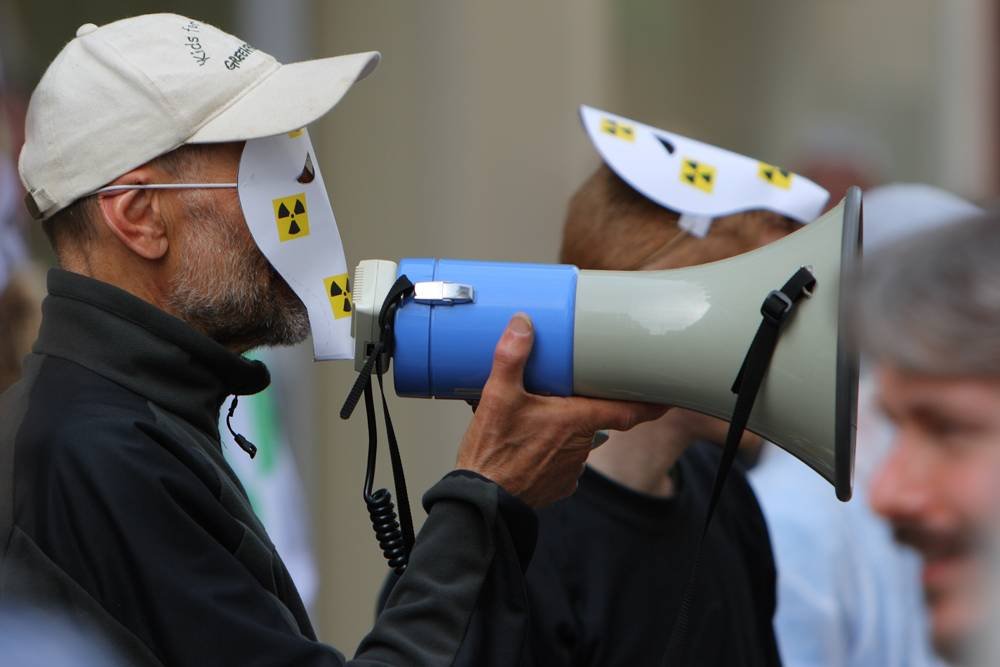 Manifestant Greenpeace na pikiecie przeciwko energii nuklearnej we Francji.