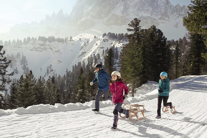 Południowy Tyrol to najbardziej wysunięty na północ region Włoch. Choć uchodzi on za "mekkę" dla mniej lub bardziej doświadczonych narciarzy, to w ofercie jego ośrodków wypoczynkowych można znaleźć coraz więcej alternatywnych sportów zimowych i aktywności