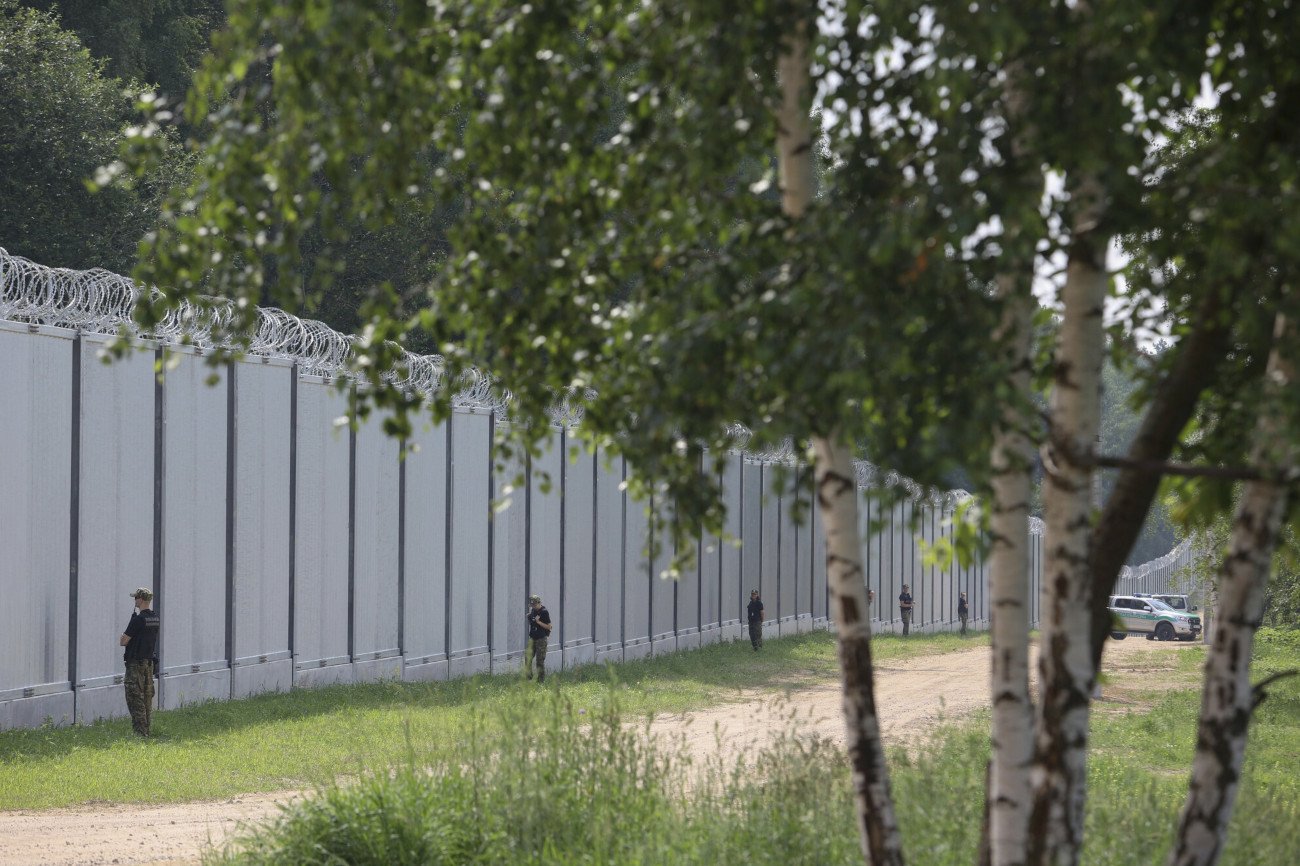 Incydent na granicy, białoruski żołnierz piłował przęsło płotu po stronie Polski