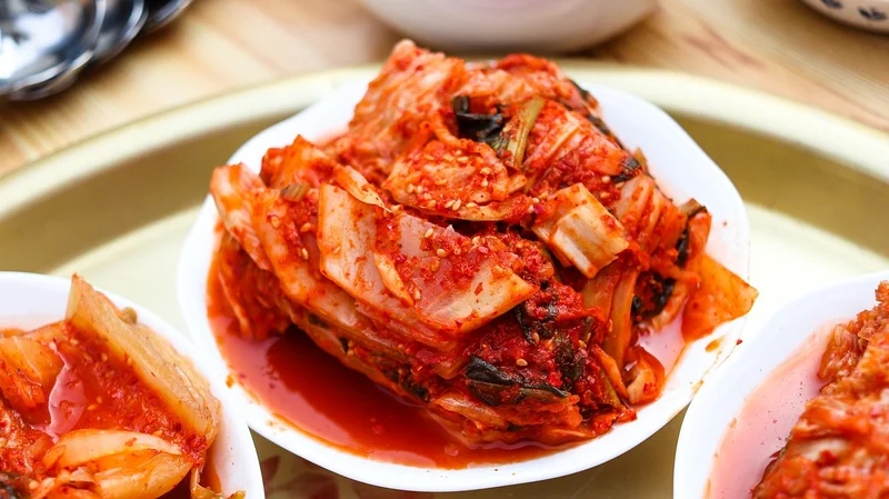 Kimchi to absolutny hit kiszonek. Pyszne i super zdrowe
