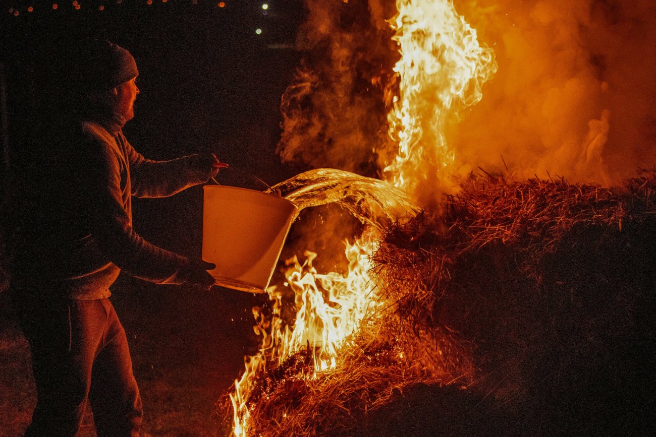 Sadownicy i plantatorzy rozpalają ogniska, żeby ogrzać zmarznięte uprawy