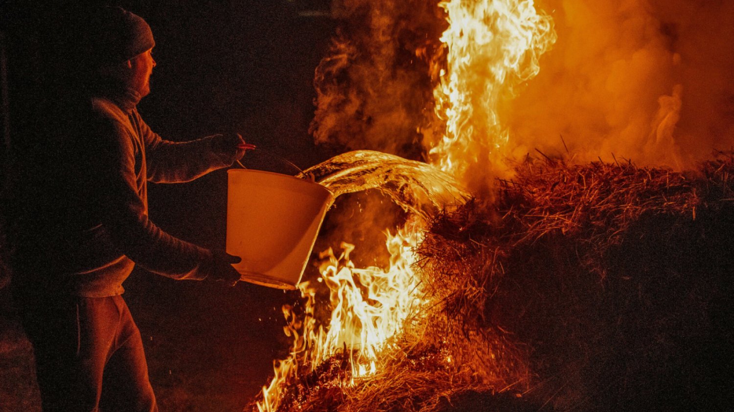 Sadownicy i plantatorzy rozpalają ogniska, żeby ogrzać zmarznięte uprawy
