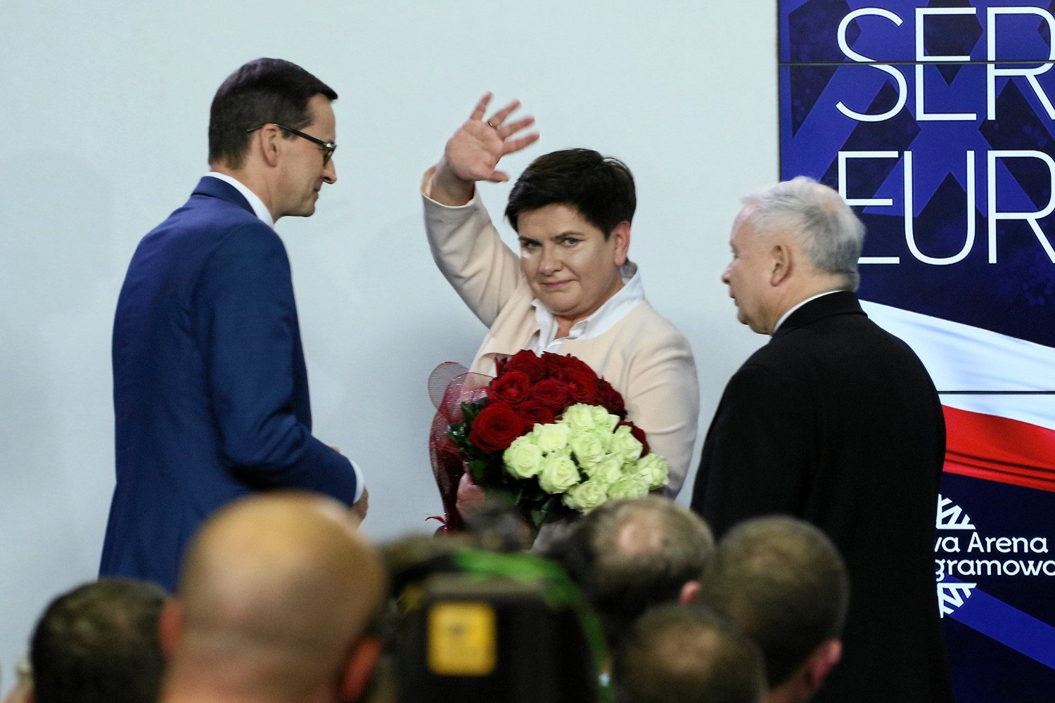 Premier Morawiecki nie podał ręki byłej premier Beacie Szydło i zaczęły się spekulacje.