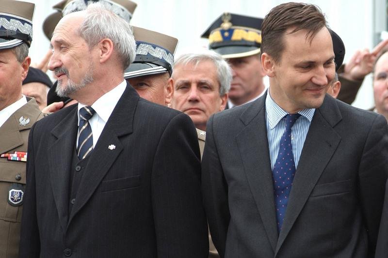 Antoni Macierewicz i Radosław Sikorski w 2006 roku – wówczas partyjni koledzy, dziś polityczni przeciwnicy.