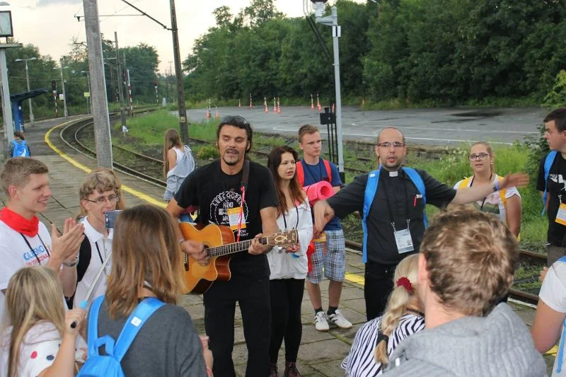 Sebatian Jokiel (na zdjęciu z gitarą) katechetą jest od ośmiu lat.