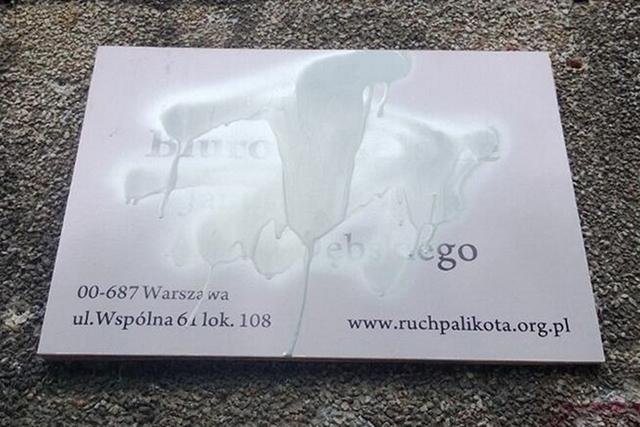 Zniszczona tablica Biura Poselskiego Janusza Palikota i Artura Dębskiego