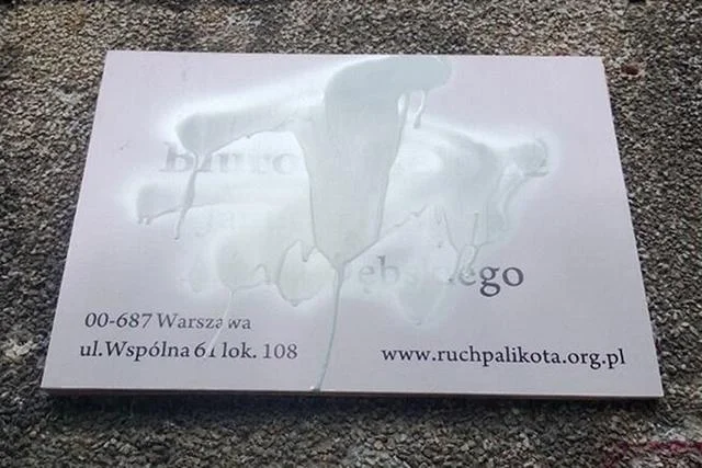 Zniszczona tablica Biura Poselskiego Janusza Palikota i Artura Dębskiego