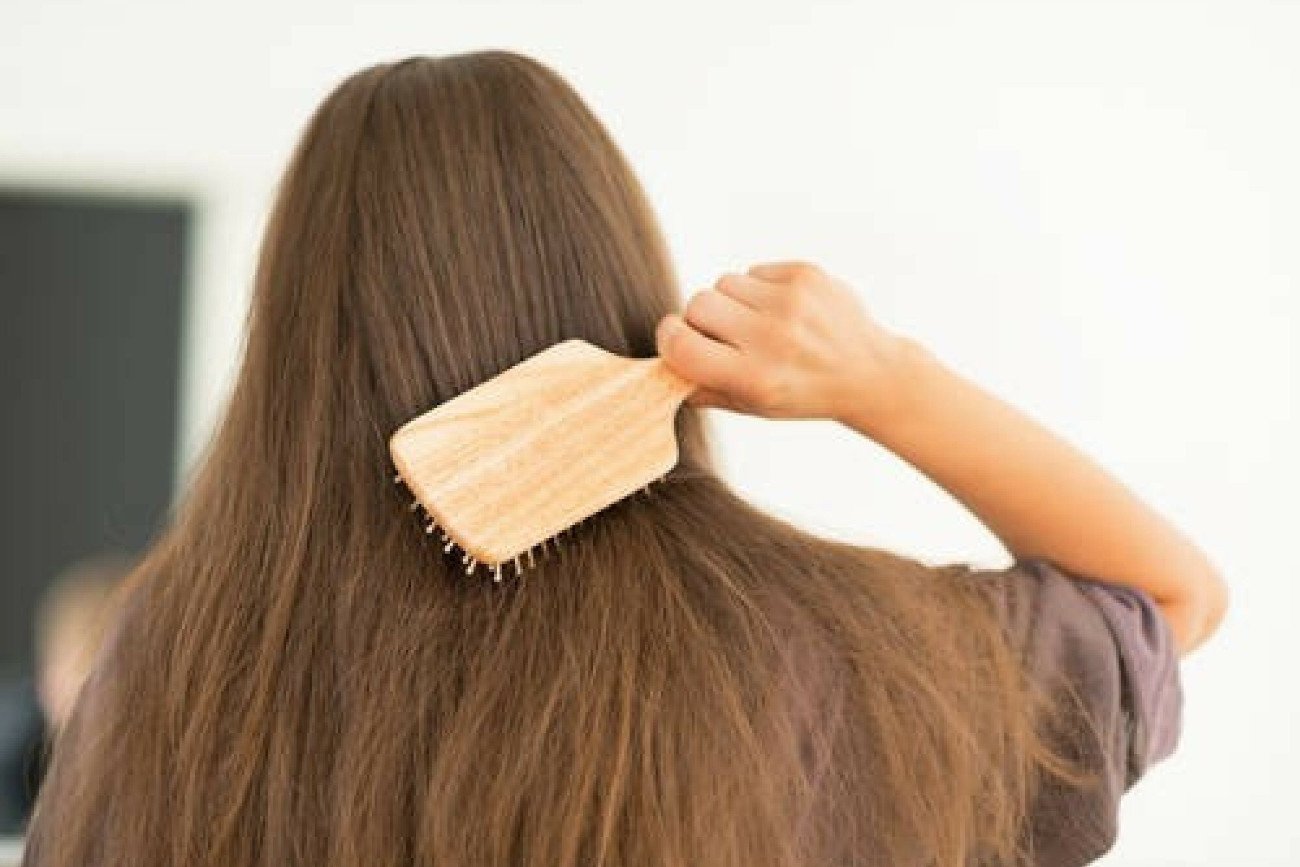 Dla osoby z miastenią nawet tak prosta czynność, jak uczesanie włosów, może czasem bywa wyzwaniem.