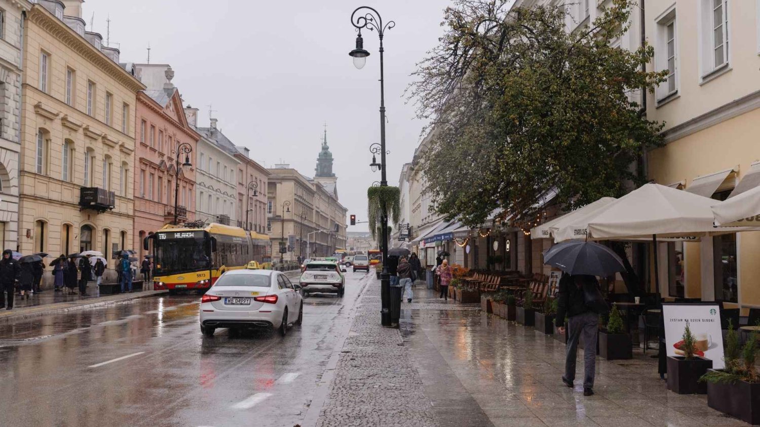 Pogoda 30 września w Warszawie. Lepiej mieć ze sobą parasol.