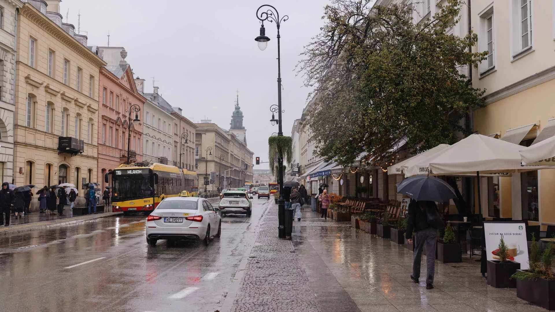 Pogoda 30 września w Warszawie. Lepiej mieć ze sobą parasol.