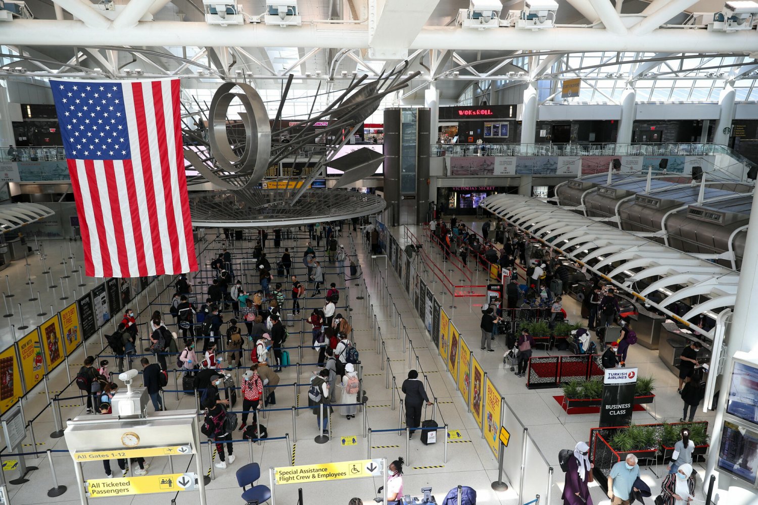 Zniesiono część restrykcji dla osób podróżujących do USA z 33 krajów, które najmocniej (poza Meksykiem i Kanadą) były dotknięte ograniczeniami.