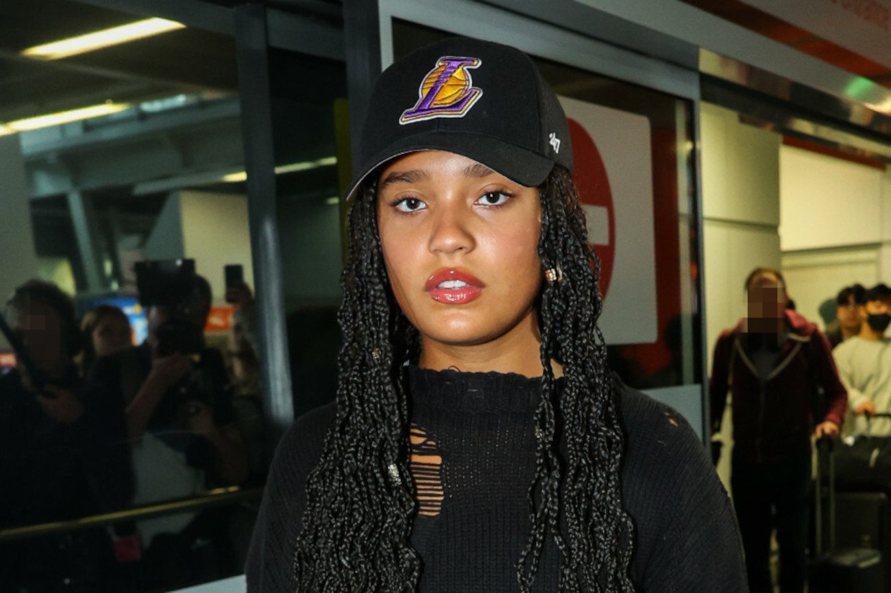 Sara James musiała zmienić szkołę, bo była prześladowana ze względu na kolor skóry.