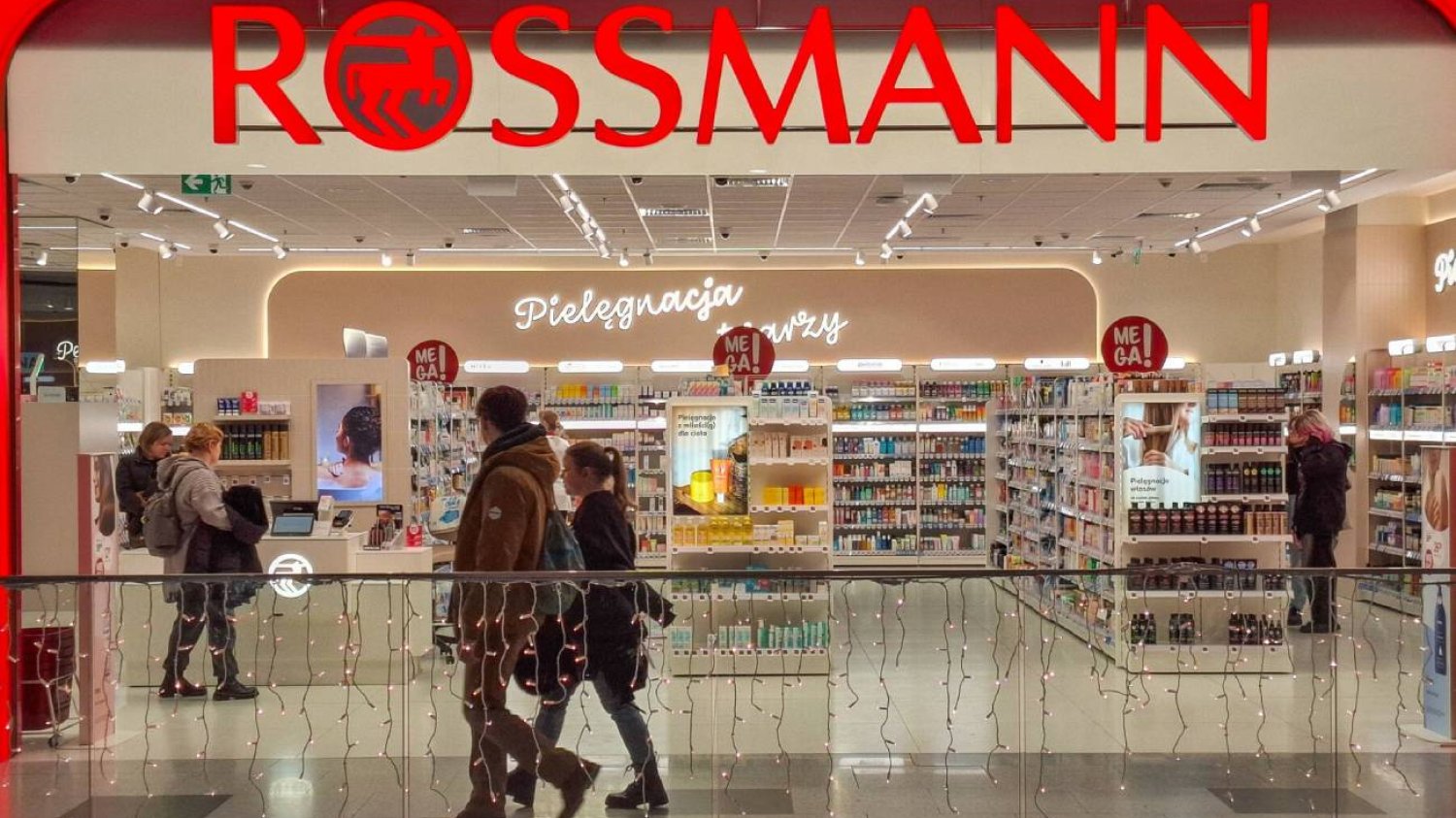 Rossmann – szaleństwo z promocją na perfumy. Flakonik przyciąga wzrok Rossmann – szaleństwo z promocją na perfumy. Flakonik przyciąga wzrok