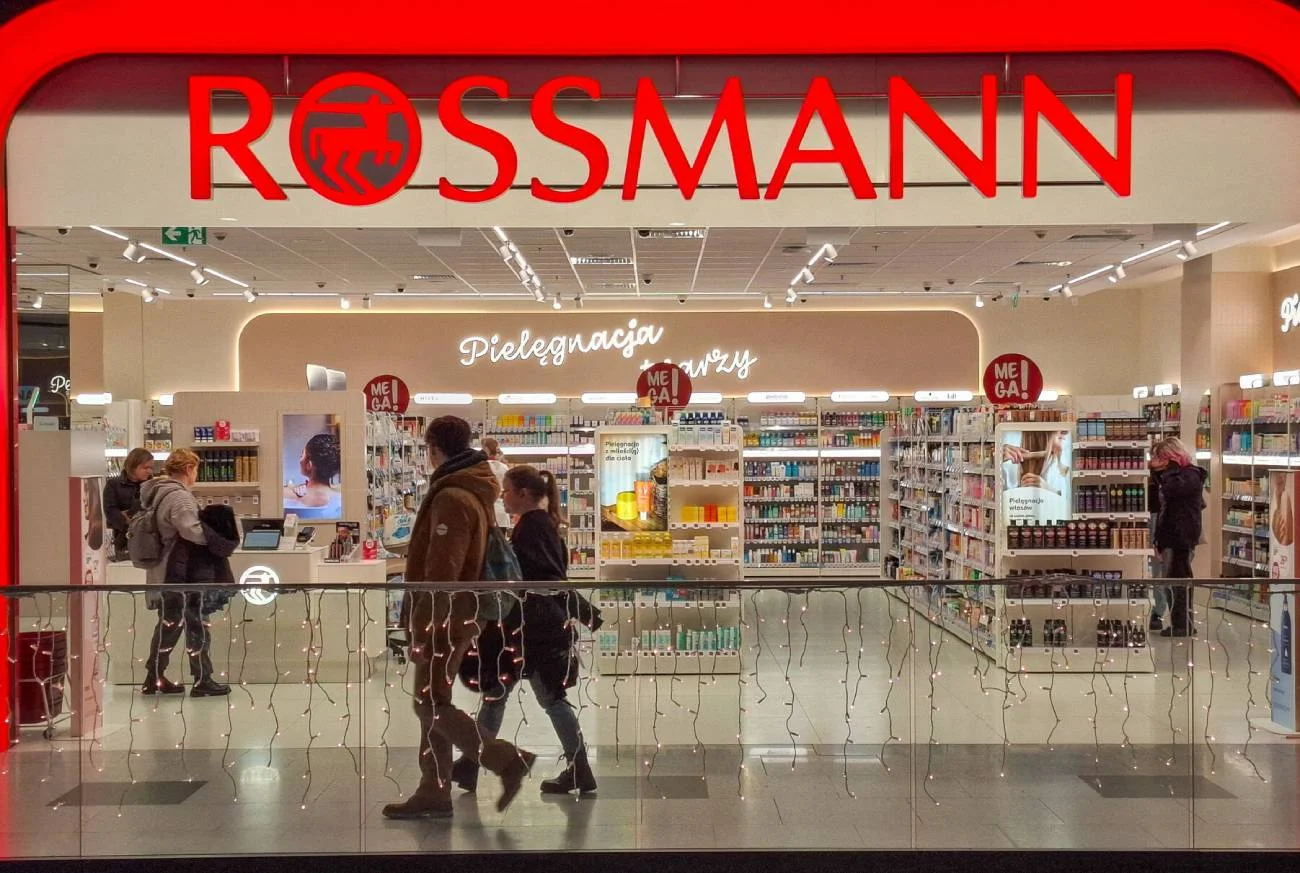 Rossmann – szaleństwo z promocją na perfumy. Flakonik przyciąga wzrok Rossmann – szaleństwo z promocją na perfumy. Flakonik przyciąga wzrok