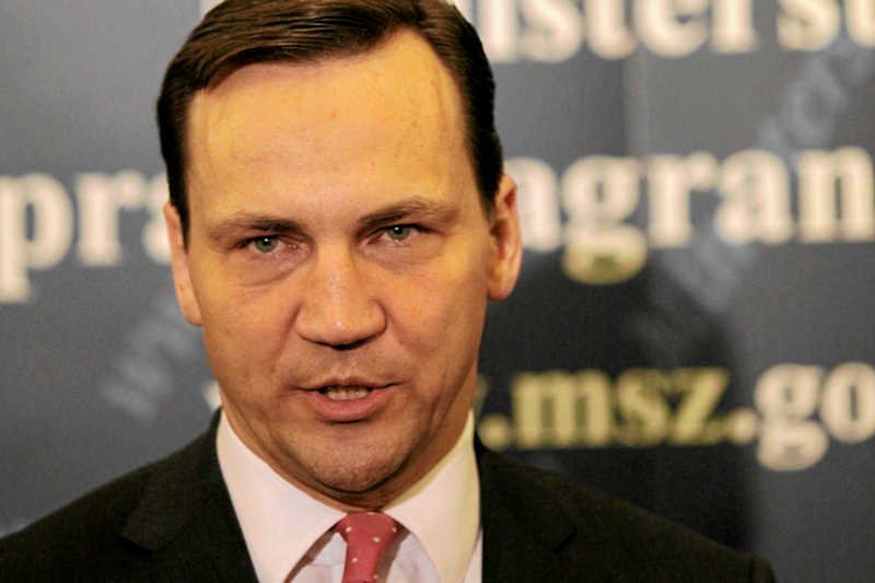 Radosław Sikorski chce zwolnić 30 proc. biurokratów i obniżyć wynagrodzenia.