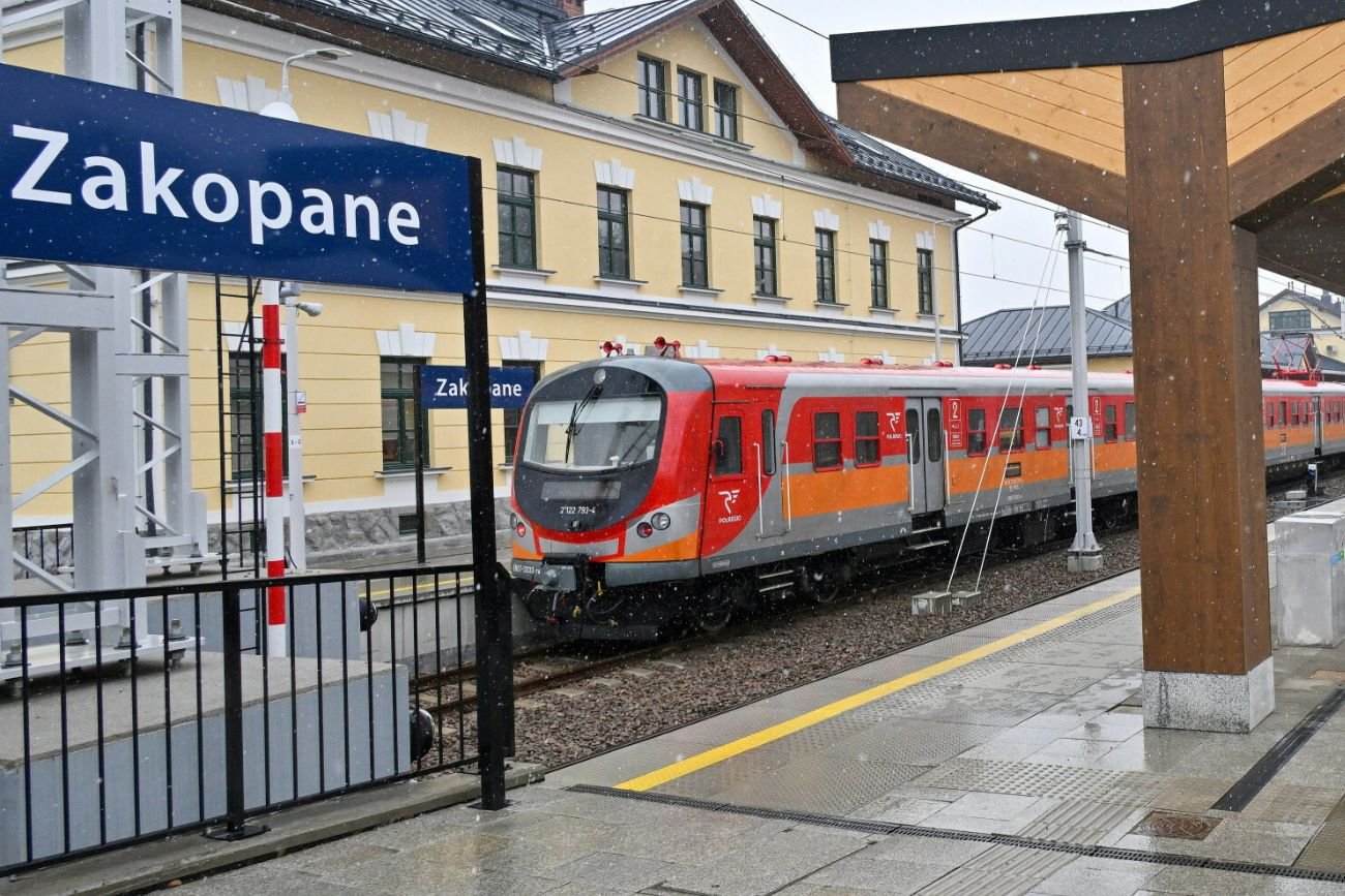 Kolejny problem na dworcu PKP w Zakopanem. Tym razem nie z peronem, a z torami