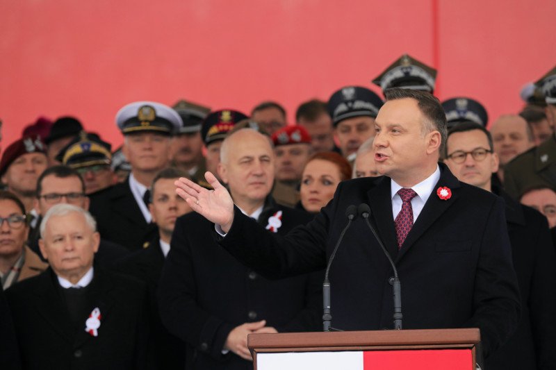 Andrzej Duda nie powitał Donalda Tuska podczas uroczystości na pl. Piłsudskiego.
