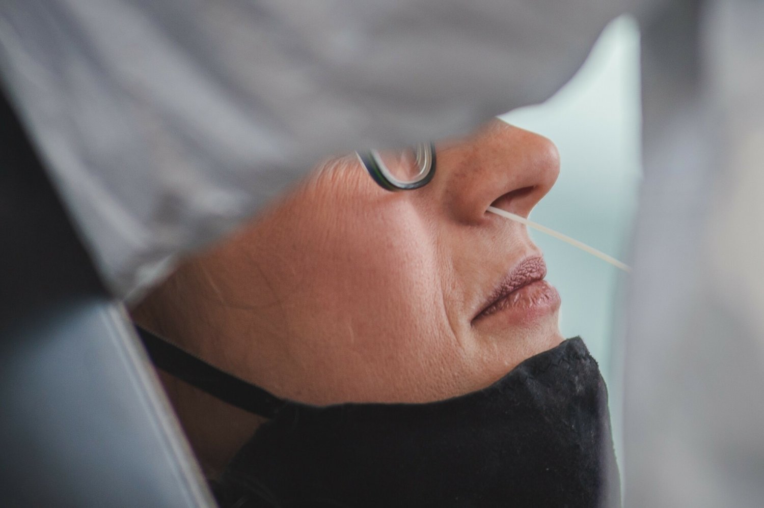 Według ekspertów, komunikat o zniesieniu stanu epidemii może uśpić naszą czujność, a wirus Sars-CoV-2 nie odpuszcza.