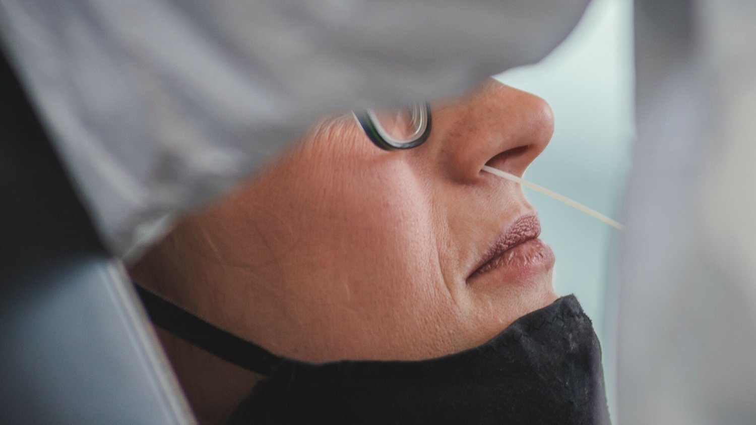 Według ekspertów, komunikat o zniesieniu stanu epidemii może uśpić naszą czujność, a wirus Sars-CoV-2 nie odpuszcza.