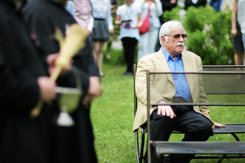 Jan Pietrzak od kilku lat zbiera środki na budowę łuku triumfalnego w Warszawie dla upamiętnienia bitwy 1920 w wojnie polsko-bolszewickiej. Na zdjęciu - satyryk podczas poświęcenia tablicy ofiar katastrofy smoleńskiej w Łodzi.