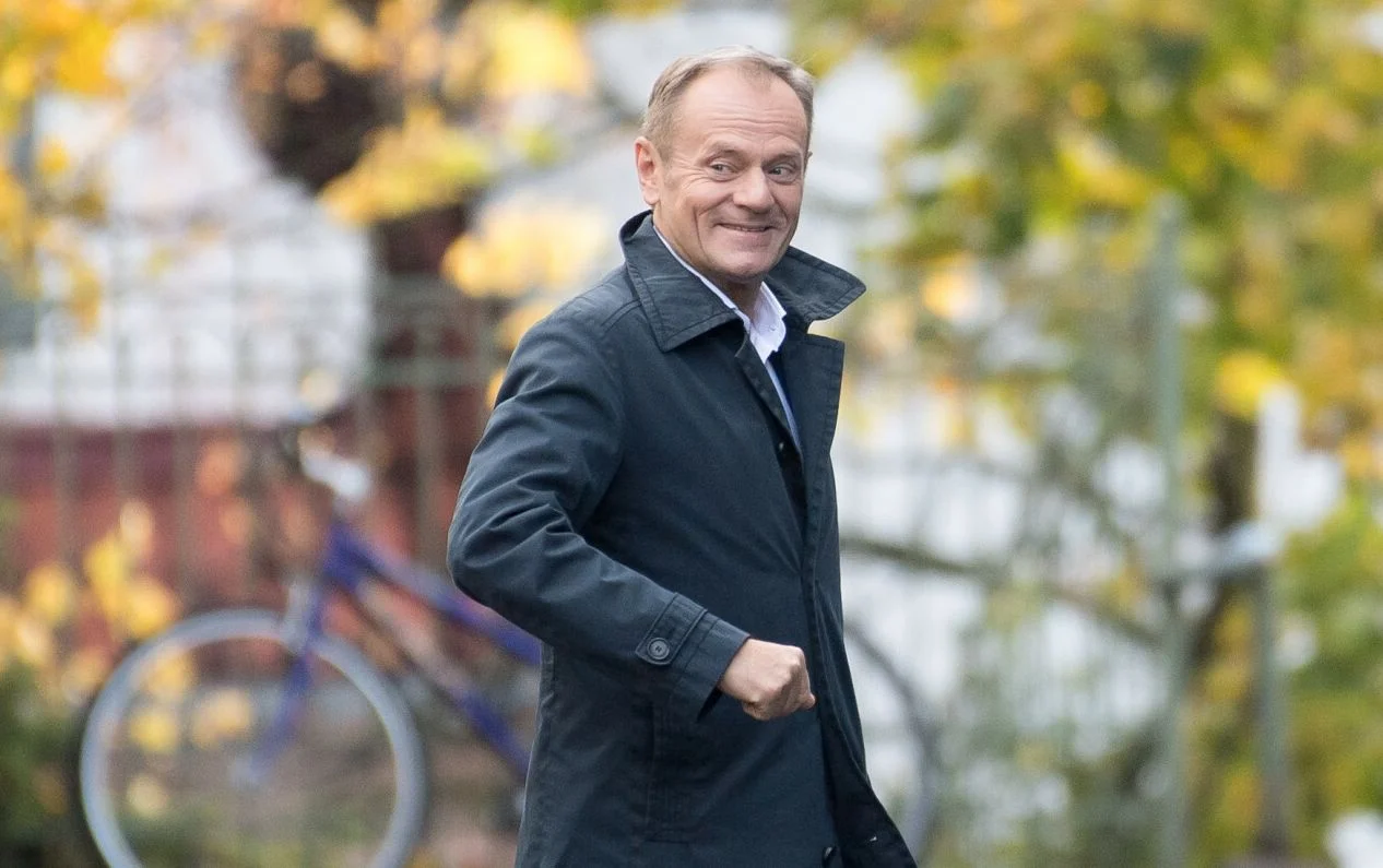 "Fakt": Tusk złamał na hulajnodze przepisy ruchu drogowego.