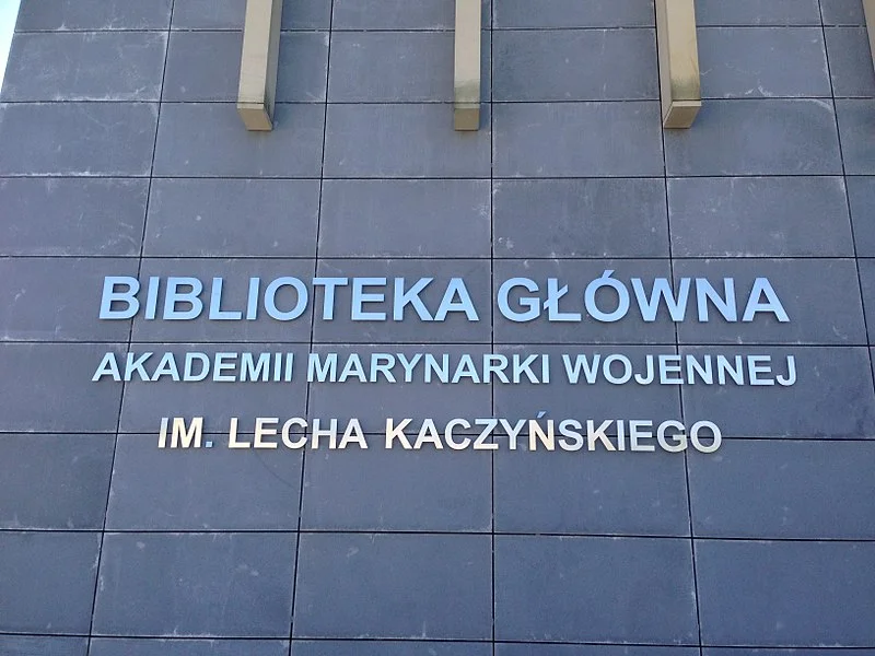 Napis na budynku biblioteki.