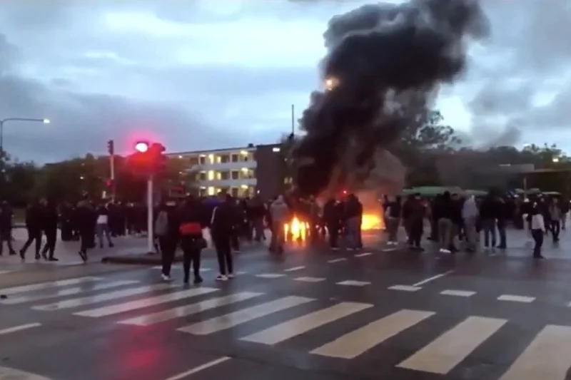W imigranckiej dzielnicy Rosengrad w szwedzkim Malmö. Skrajnie prawicowe ugrupowanie spaliło Koran.