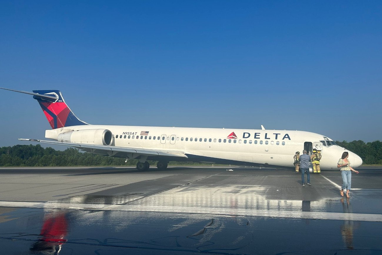 Na lotniski Charlotte Douglas w Karolinie Północnej samolot lądował awaryjnie bez podwozia