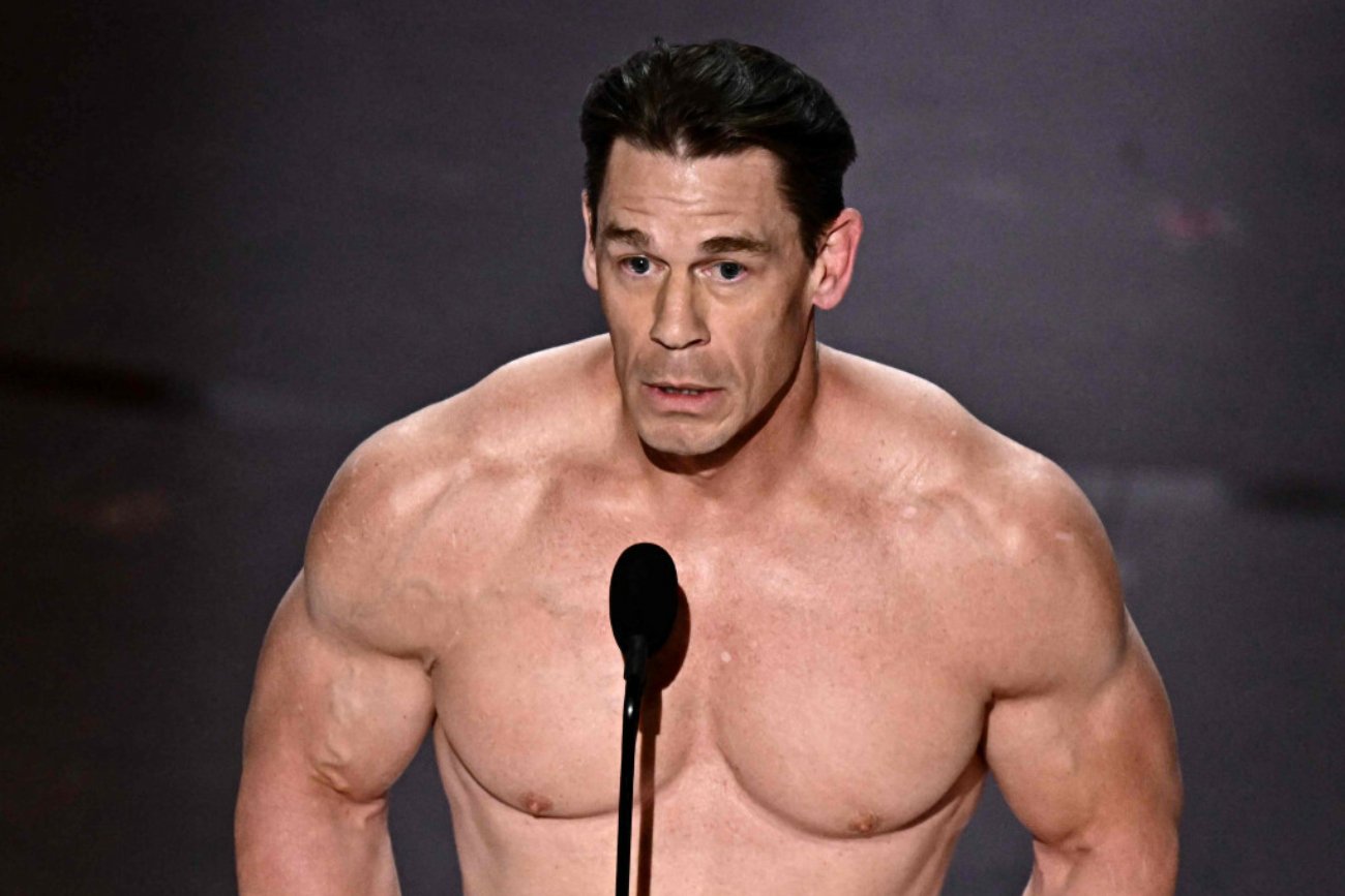 Nagi John Cena wręcza nagrodę. Przyrodzenie zasłonił kopertą