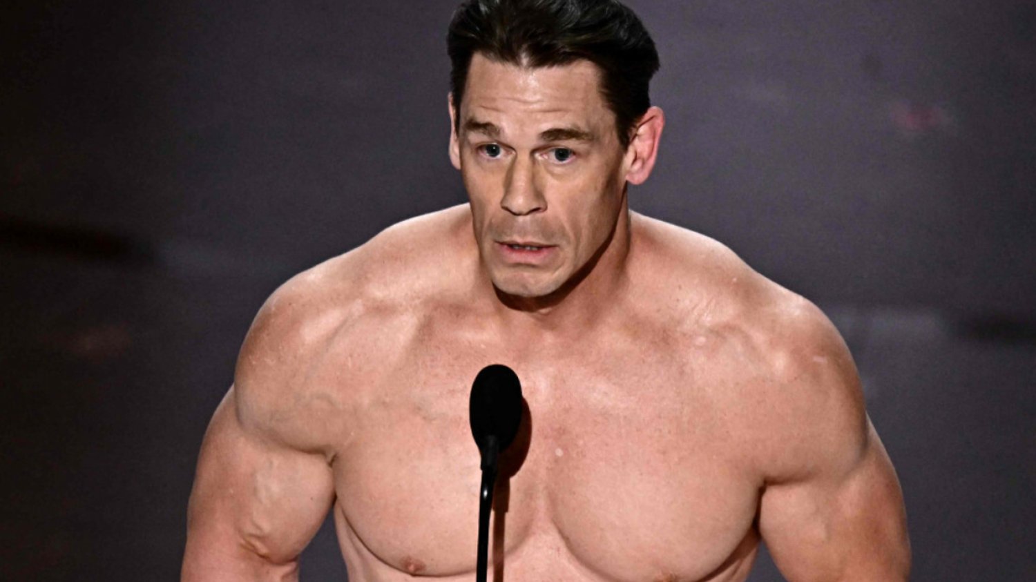 Nagi John Cena wręcza nagrodę. Przyrodzenie zasłonił kopertą