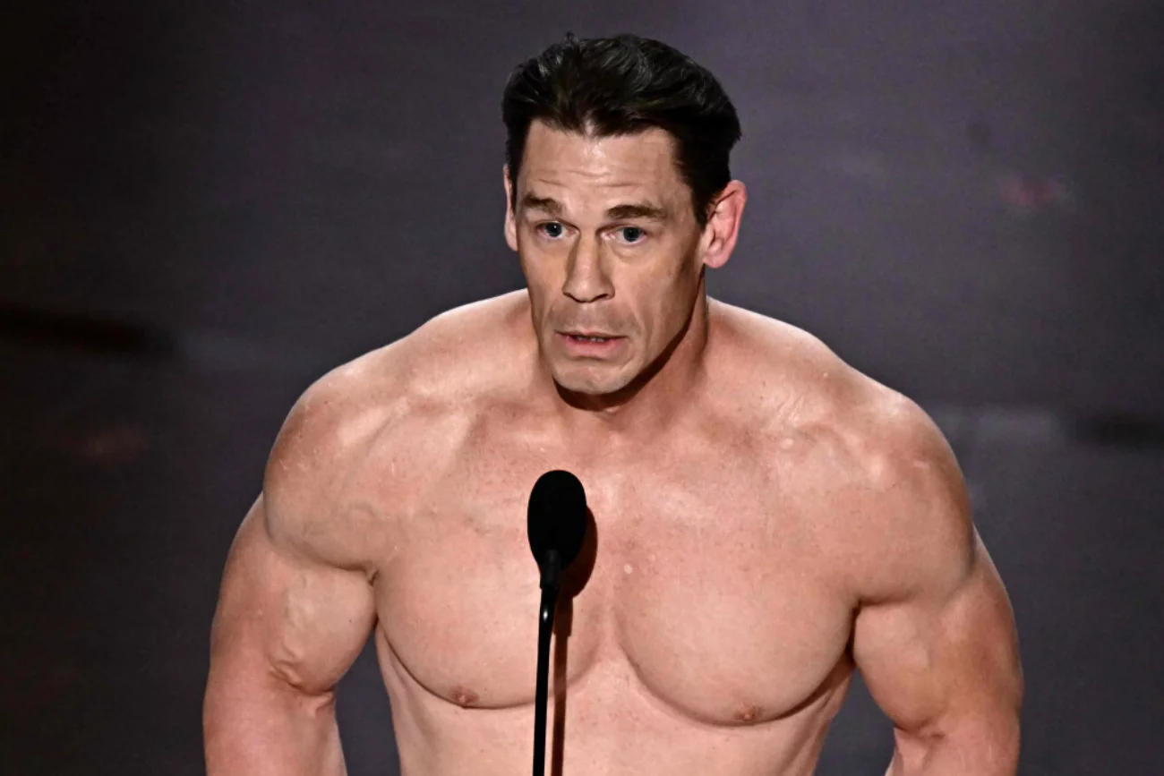 Nagi John Cena wręcza nagrodę. Przyrodzenie zasłonił kopertą