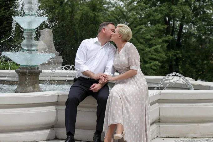 Z okazji Dnia Pocałunku opublikowano nowe zdjęcia pary prezydenckiej