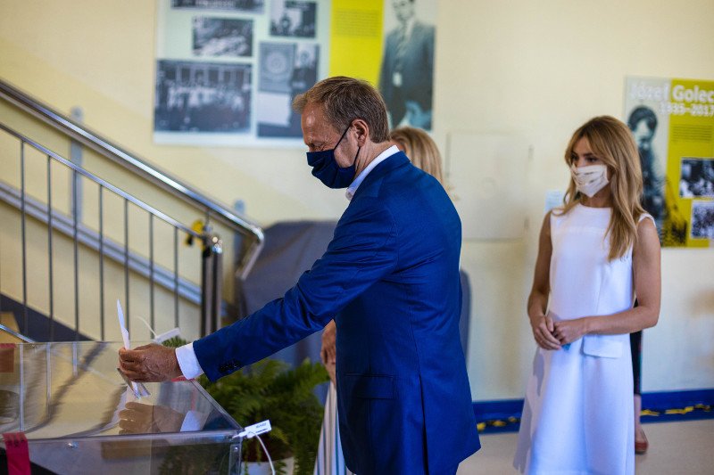 Donald Tusk z żona i córka w lokalu wyborczym w Sopocie podczas glosowania w wyborach prezydenckich.