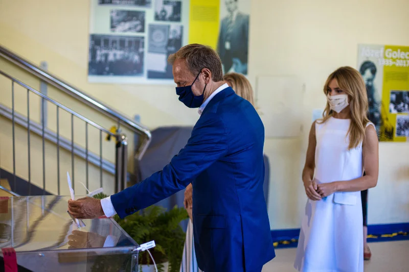 Donald Tusk z żona i córka w lokalu wyborczym w Sopocie podczas glosowania w wyborach prezydenckich.