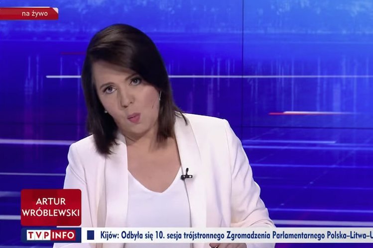 Takie miny robiła Danuta Holecka z TVP w rozmowie z Katarzyną Lubnauer. W ten sposób okazywała jej dezaprobatę. Zupełnie inną mimikę prezenterka ma podczas rozmów z Jarosławem Kaczyńskim.
