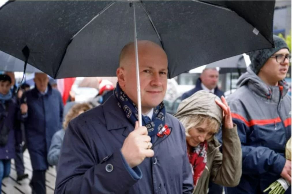 Politycy Prawa i Sprawiedliwości od kilku dni dzwonią i proponują "polityczne łupy", żeby przeciągnąć na swoją stronę kilku opozycyjnych senatorów - poinformowała "Rzeczpospolita".