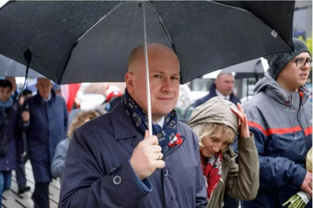 Politycy Prawa i Sprawiedliwości od kilku dni dzwonią i proponują "polityczne łupy", żeby przeciągnąć na swoją stronę kilku opozycyjnych senatorów - poinformowała "Rzeczpospolita".