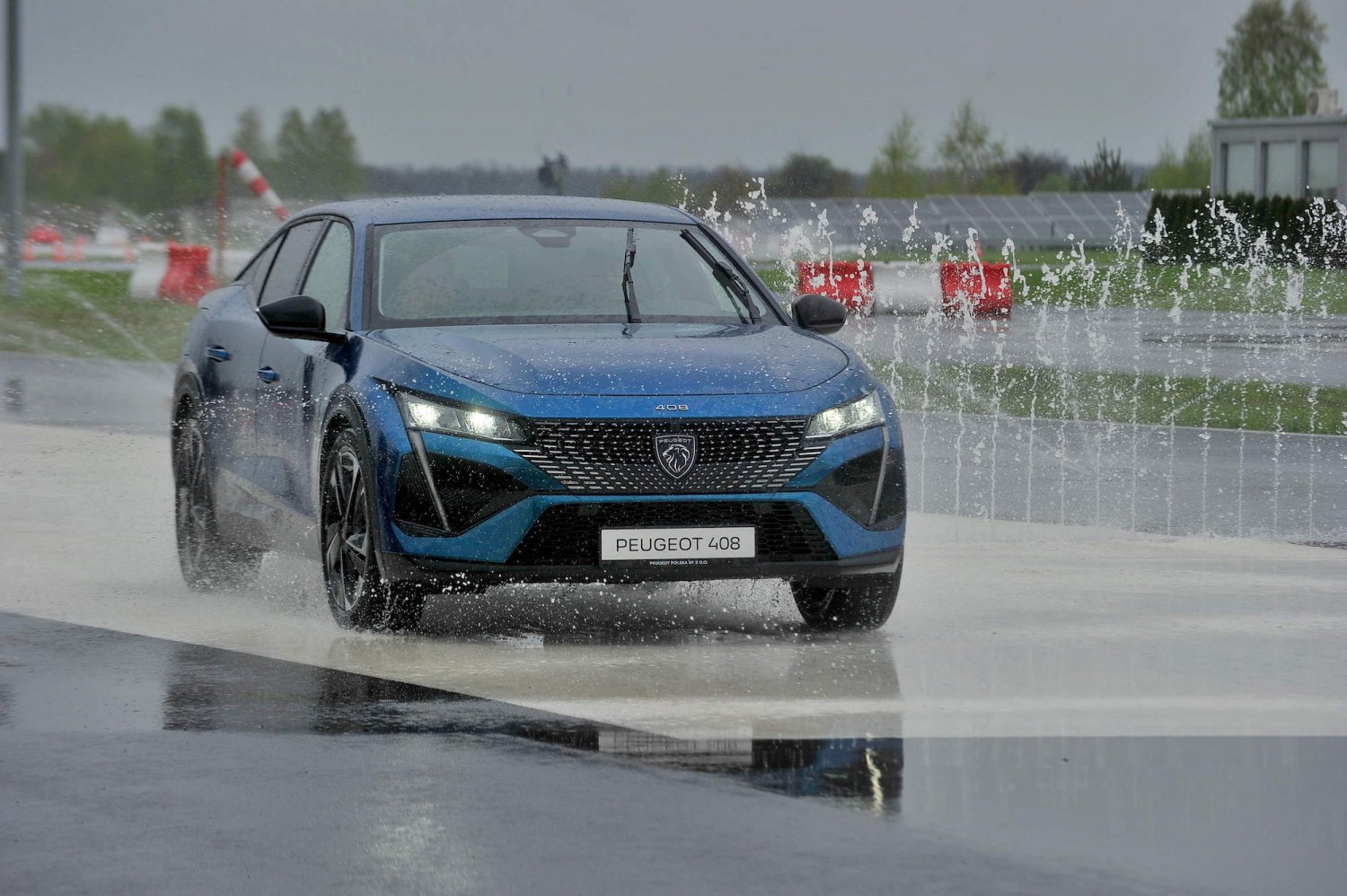 Peugeot 408 to samochód, który trudno zaszufladkować. Francuzi naprawdę zaskoczyli stylistyką.