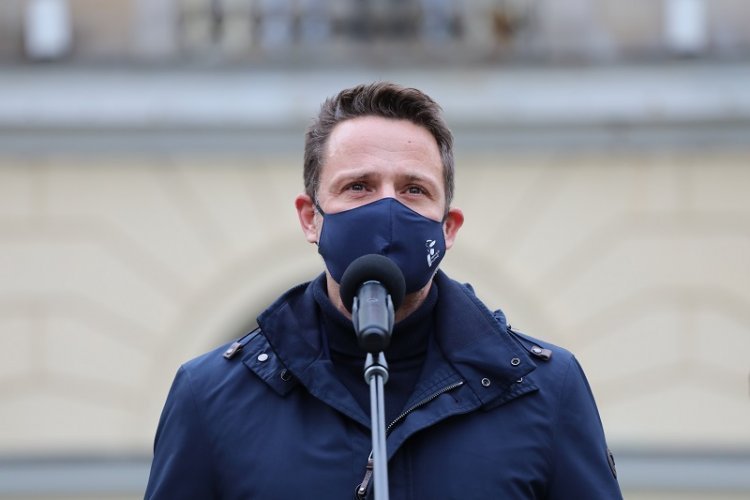 Rafał Trzaskowski rozżalony po decyzji rządu ws. masowych szczepień.