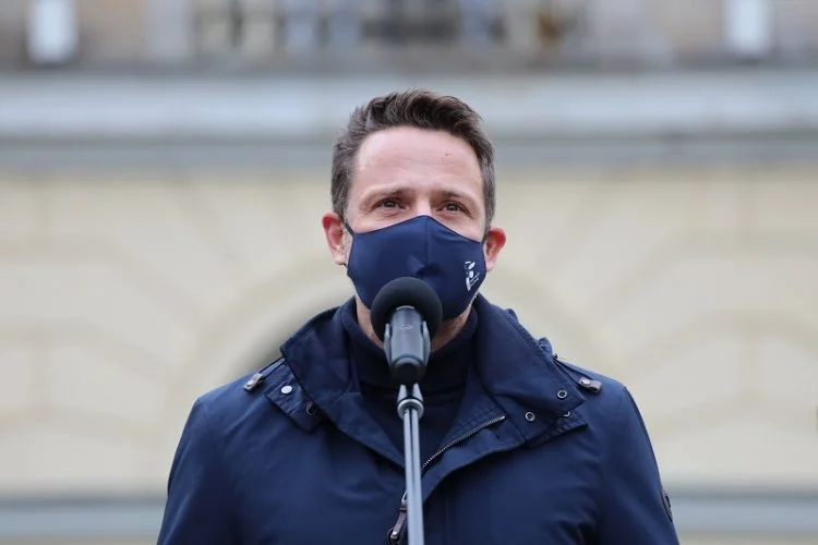 Rafał Trzaskowski rozżalony po decyzji rządu ws. masowych szczepień.