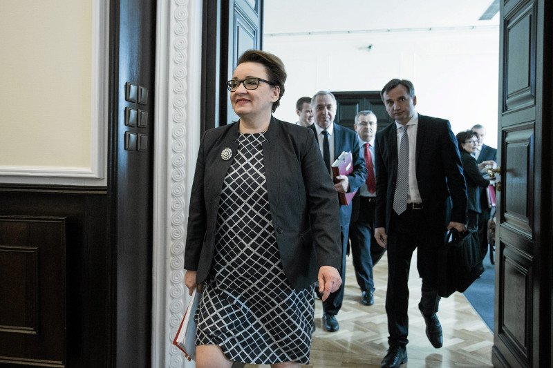 Limuzyna minister Zalewskiej zaparkowała na miejscu dla niepełnosprawnych. PiS coraz bardziej zraża do siebie arogancją.