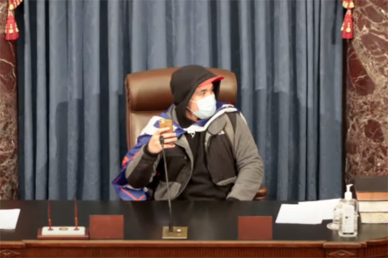 Protestanci wdarli się do budynku Kapitolu.