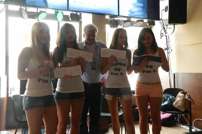 Dr Gurba i jego cztery zdolne studentki z piątkami w indeksach.