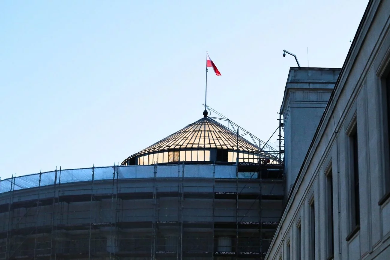 Policja reaguje na doniesienia o "dronie" w pobliżu Senatu. Policja reaguje na doniesienia o "dronie" w pobliżu Senatu.